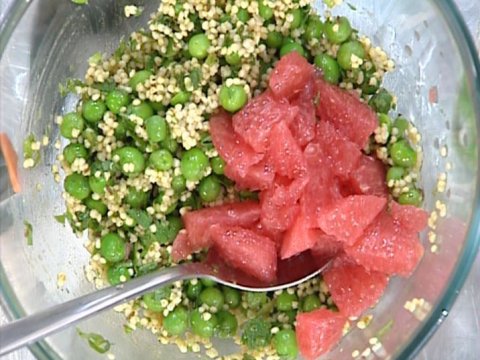 Салат из пшена, зеленого горошка и грейпфрута