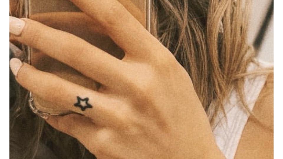 Татуировки звезд на пальцах - PEOPLETALK